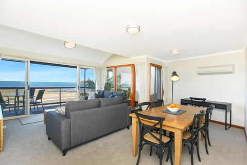 Franklin Beachfront Apartments - South Australia Travel 5