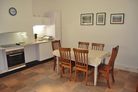 Jacaranda Cottage - South Australia Travel 9