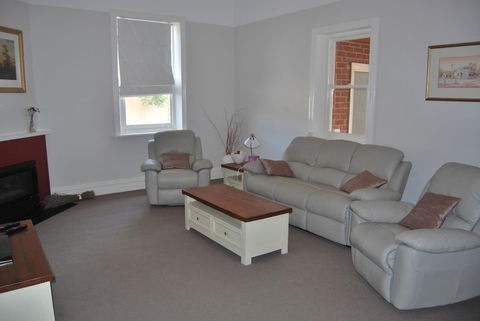 Jacaranda Cottage - South Australia Travel 6
