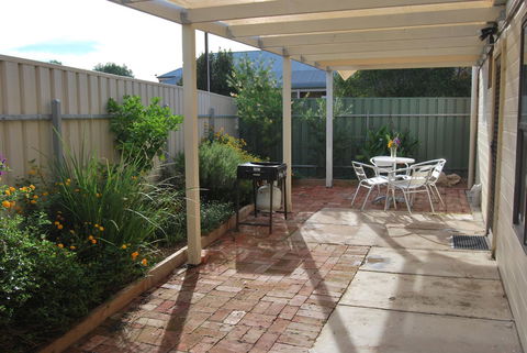 Jacaranda Cottage - South Australia Travel 5
