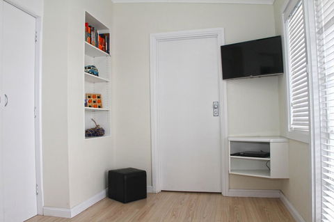 Smugglers Inn Studio Apartments - South Australia Travel 7