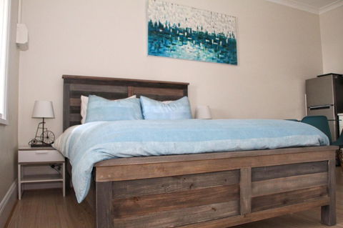 Smugglers Inn Studio Apartments - South Australia Travel 0