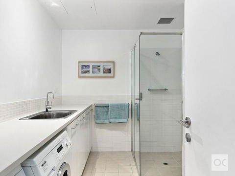 Breeze Beachfront Apartment - South Australia Travel 38