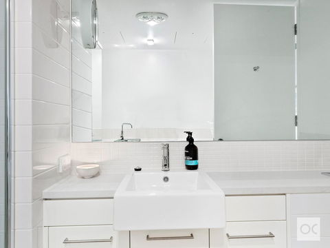 Breeze Beachfront Apartment - South Australia Travel 36