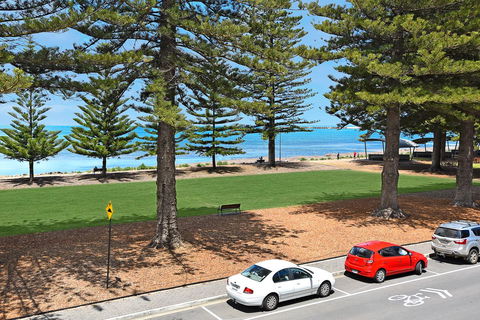 Breeze Beachfront Apartment - South Australia Travel 4