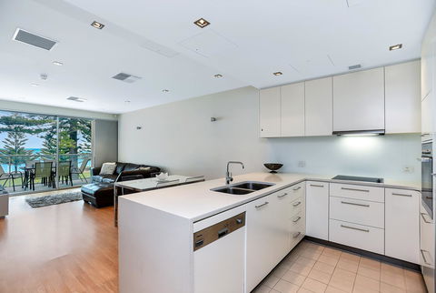Breeze Beachfront Apartment - South Australia Travel 9