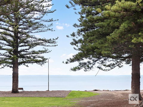 Breeze Beachfront Apartment - South Australia Travel 23