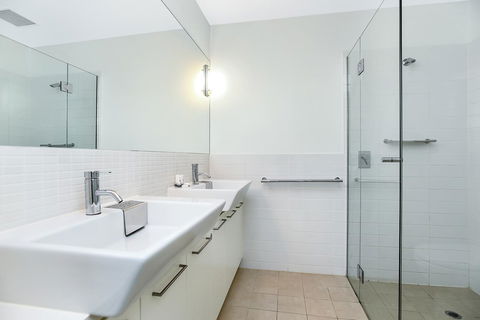 Breeze Beachfront Apartment - South Australia Travel 18