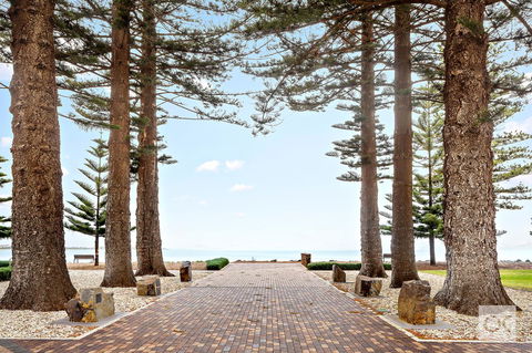Breeze Beachfront Apartment - South Australia Travel 42