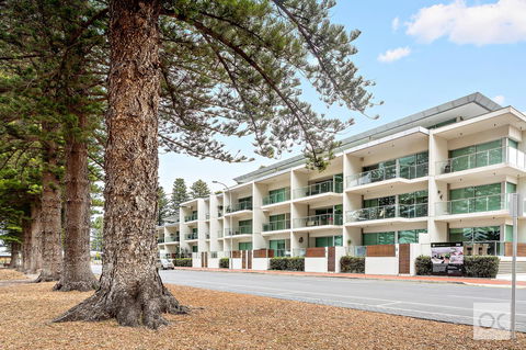 Breeze Beachfront Apartment - South Australia Travel 0