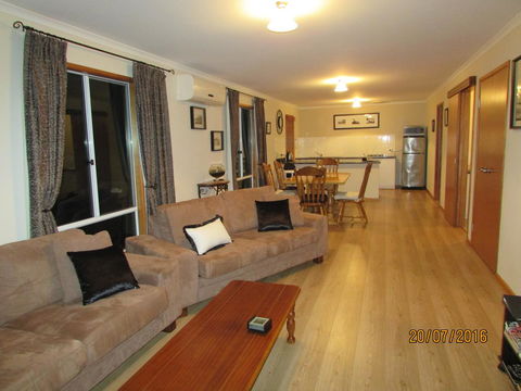 Lazy Days Cottage - Victor Harbor - South Australia Travel 17