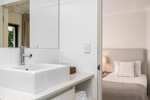 Bayview Beachfront Apartments, In Town Right On The Beach - South Australia Travel 31