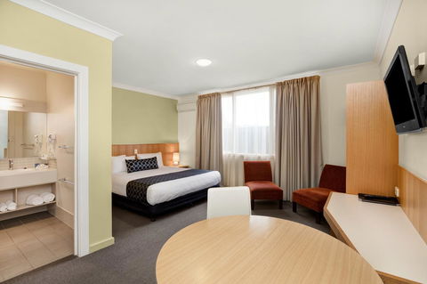 Adelaide Road Motor Lodge - South Australia Travel 13
