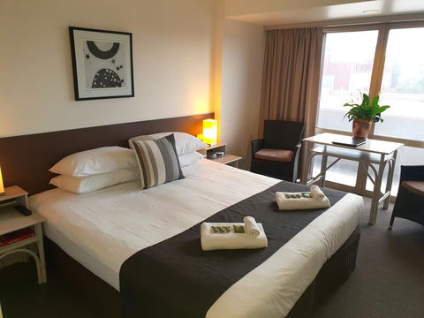 Nightcap At Hotel Victor - South Australia Travel 7