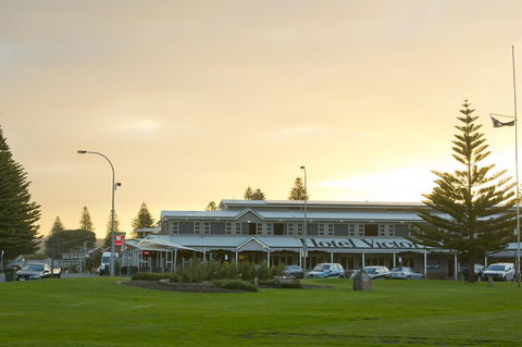 Nightcap At Hotel Victor - South Australia Travel 0