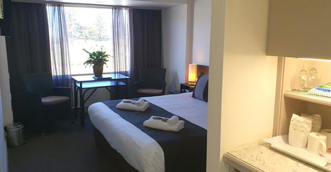 Nightcap At Hotel Victor - South Australia Travel 1