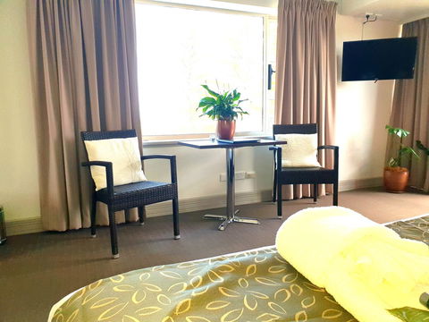 Nightcap At Hotel Victor - South Australia Travel 10
