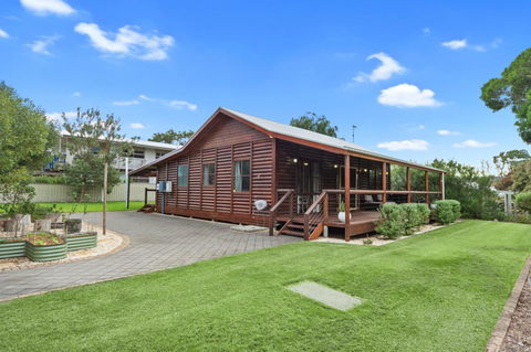 The Log Cabin - 47 Jetty Road - South Australia Travel 13