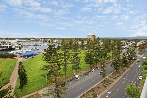 Beachside Luxury & Comfort, Ocean Views In Glenelg - South Australia Travel 24