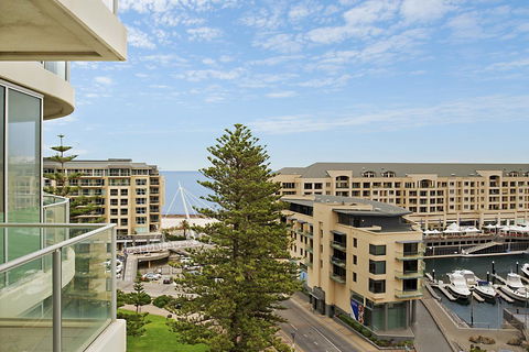 Beachside Luxury & Comfort, Ocean Views In Glenelg - South Australia Travel 25