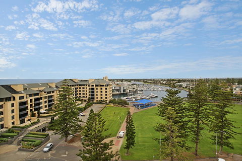 Beachside Luxury & Comfort, Ocean Views In Glenelg - South Australia Travel 26