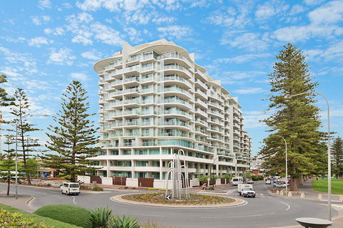 Beachside Luxury & Comfort, Ocean Views In Glenelg - South Australia Travel 22