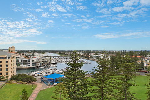 Beachside Luxury & Comfort, Ocean Views In Glenelg - South Australia Travel 4
