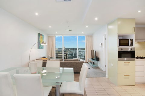 Beachside Luxury & Comfort, Ocean Views In Glenelg - South Australia Travel 7