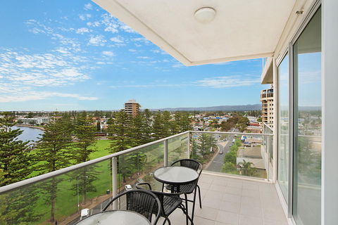Beachside Luxury & Comfort, Ocean Views In Glenelg - South Australia Travel 23