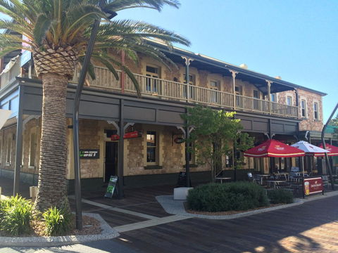 Grosvenor Hotel - South Australia Travel 13