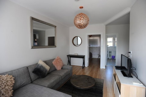 Glenelg Holiday Apartments-The Broadway - South Australia Travel 1