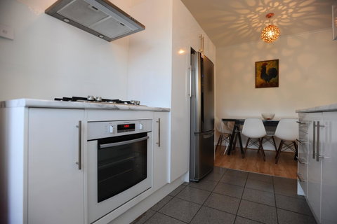 Glenelg Holiday Apartments-The Broadway - South Australia Travel 3