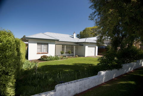 The Commodore - South Australia Travel 20
