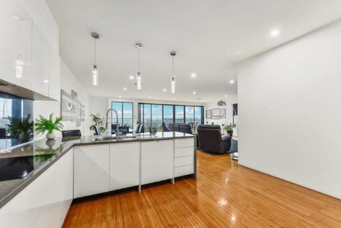 BENGALEE EXECUTIVE TOWNHOUSE- MODERN & STYLISH - South Australia Travel 7
