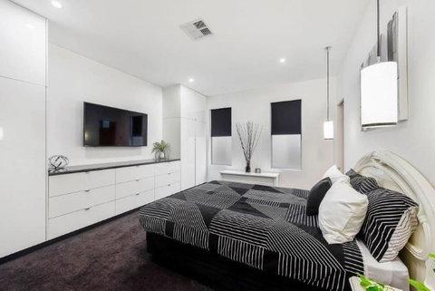 BENGALEE EXECUTIVE TOWNHOUSE- MODERN & STYLISH - South Australia Travel 11