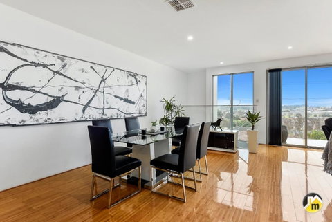BENGALEE EXECUTIVE TOWNHOUSE- MODERN & STYLISH - South Australia Travel 13