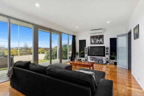 BENGALEE EXECUTIVE TOWNHOUSE- MODERN & STYLISH - South Australia Travel 6