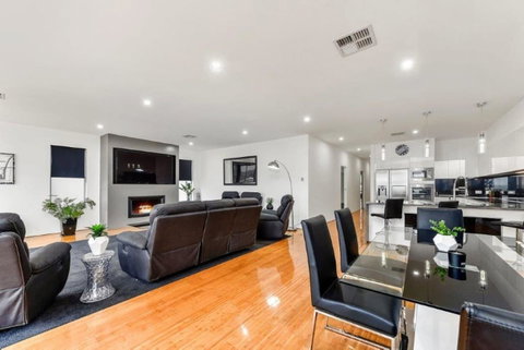 BENGALEE EXECUTIVE TOWNHOUSE- MODERN & STYLISH - South Australia Travel 3