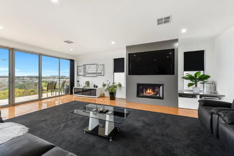 BENGALEE EXECUTIVE TOWNHOUSE- MODERN & STYLISH - South Australia Travel 5