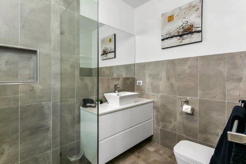 BENGALEE EXECUTIVE TOWNHOUSE- MODERN & STYLISH - South Australia Travel 14