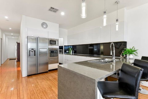 BENGALEE EXECUTIVE TOWNHOUSE- MODERN & STYLISH - South Australia Travel 4