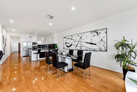 BENGALEE EXECUTIVE TOWNHOUSE- MODERN & STYLISH - South Australia Travel 12