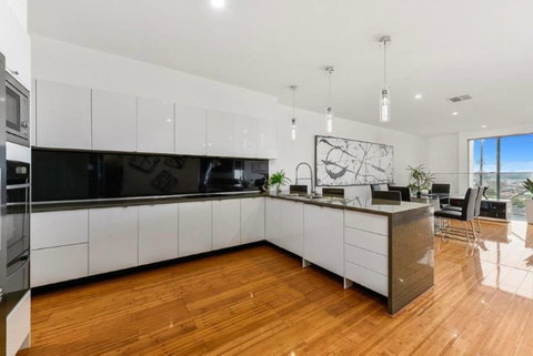 BENGALEE EXECUTIVE TOWNHOUSE- MODERN & STYLISH - South Australia Travel 10