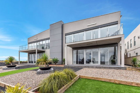 BENGALEE EXECUTIVE TOWNHOUSE- MODERN & STYLISH - South Australia Travel 1