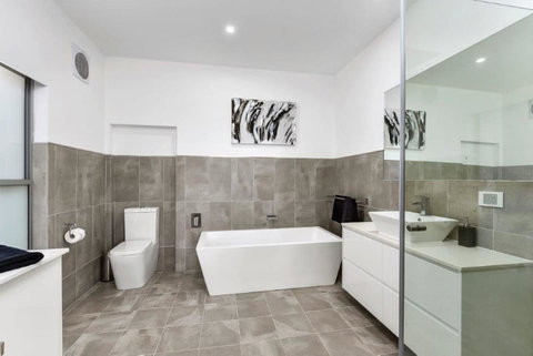 BENGALEE EXECUTIVE TOWNHOUSE- MODERN & STYLISH - South Australia Travel 8