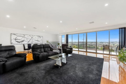 BENGALEE EXECUTIVE TOWNHOUSE- MODERN & STYLISH - South Australia Travel 0