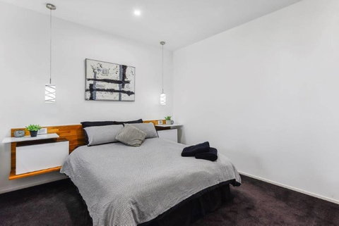 BENGALEE EXECUTIVE TOWNHOUSE- MODERN & STYLISH - South Australia Travel 9