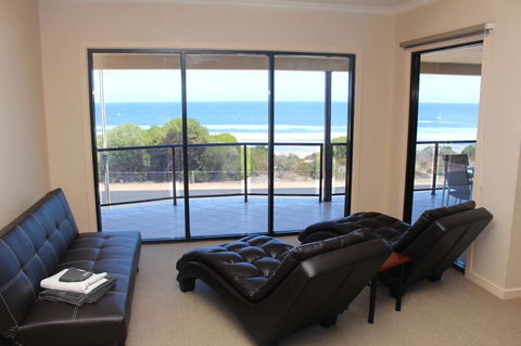 The Lighthouse - Beachfront Accommodation - South Australia Travel 5
