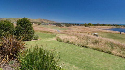 Golfers Paradise (18th Tee) - 52 Huntingdale Drive - South Australia Travel 13