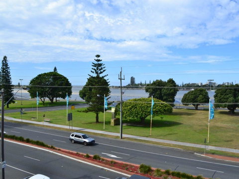 Oxley 8 At Tuncurry - South Australia Travel 1